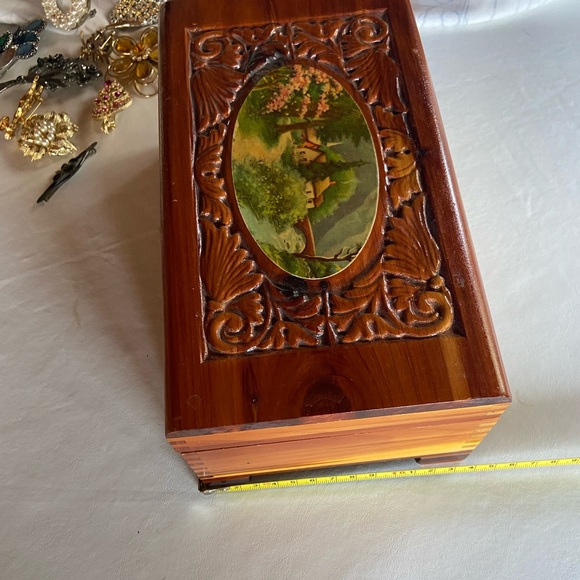 Vintage lot of 19 brooches and one handmade jewelry box - Picture 9 of 13